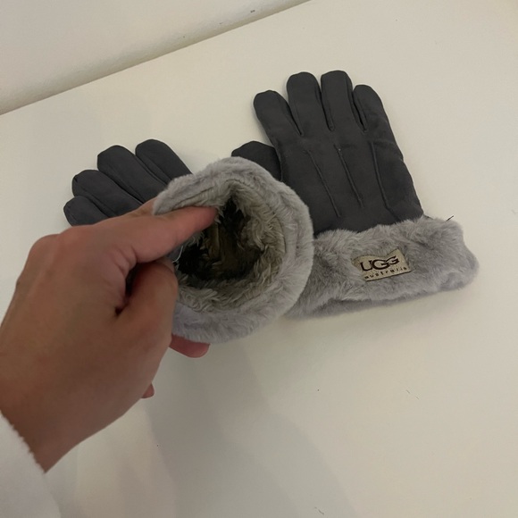 Ugg gloves - Picture 2 of 2